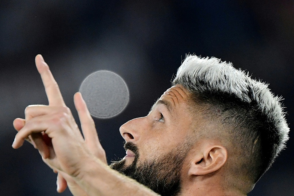 المهاجم الفرنسي أوليفييه جيرو يحتفل بالتسجيل لميلان في مرمى مضيفه روما في الدوري الإيطالي لكرة القدم. روما في الأول من أيلول/سبتمبر 2023 (ا ف ب)