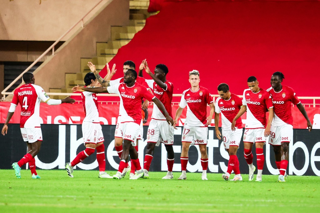 لاعبو موناكو يحتفلون بافتتاح التسجيل في مرمى لنس (3-0) في الدوري الفرنسي في الثاني من أيلول/سبتمبر 2023 (ا ف ب)