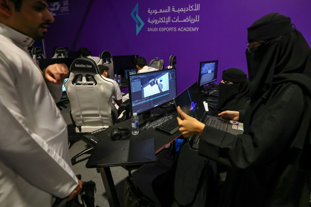 متدربون سعوديون خلال دورة تدريبية في الأكاديمية السعودية للألعاب الإلكترونية في الرياض في 29 آب/أغسطس 2023 (ا ف ب)