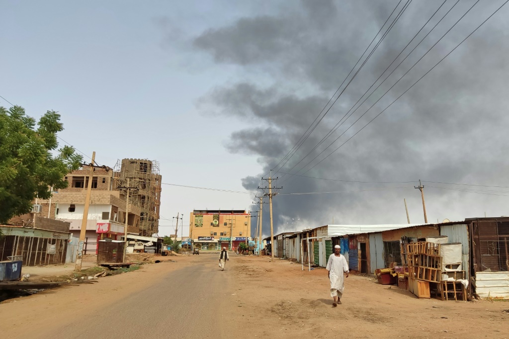 دخان يتصاعد في جنوب الخرطوم في 12 يونيو 2023 أثناء القتال بين الجيش السوداني والقوات شبه العسكرية (أ ف ب)   
