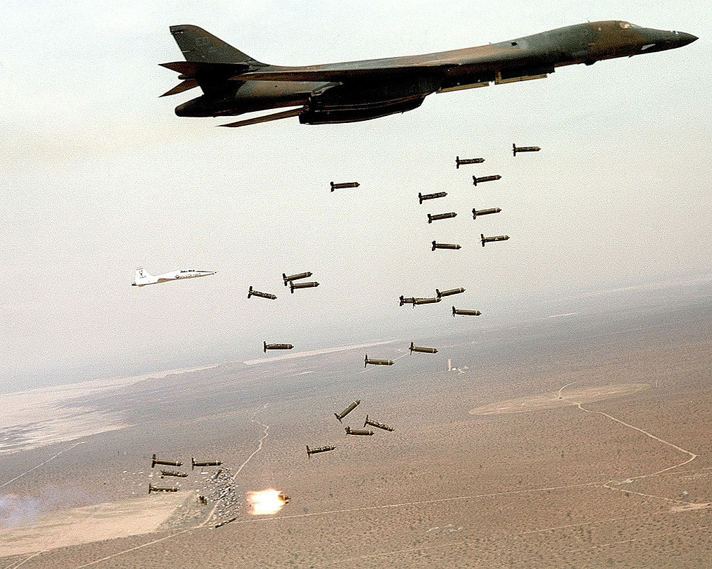 طائرة أمريكية تقصف قنابل عنقودية (ويكيبيديا)