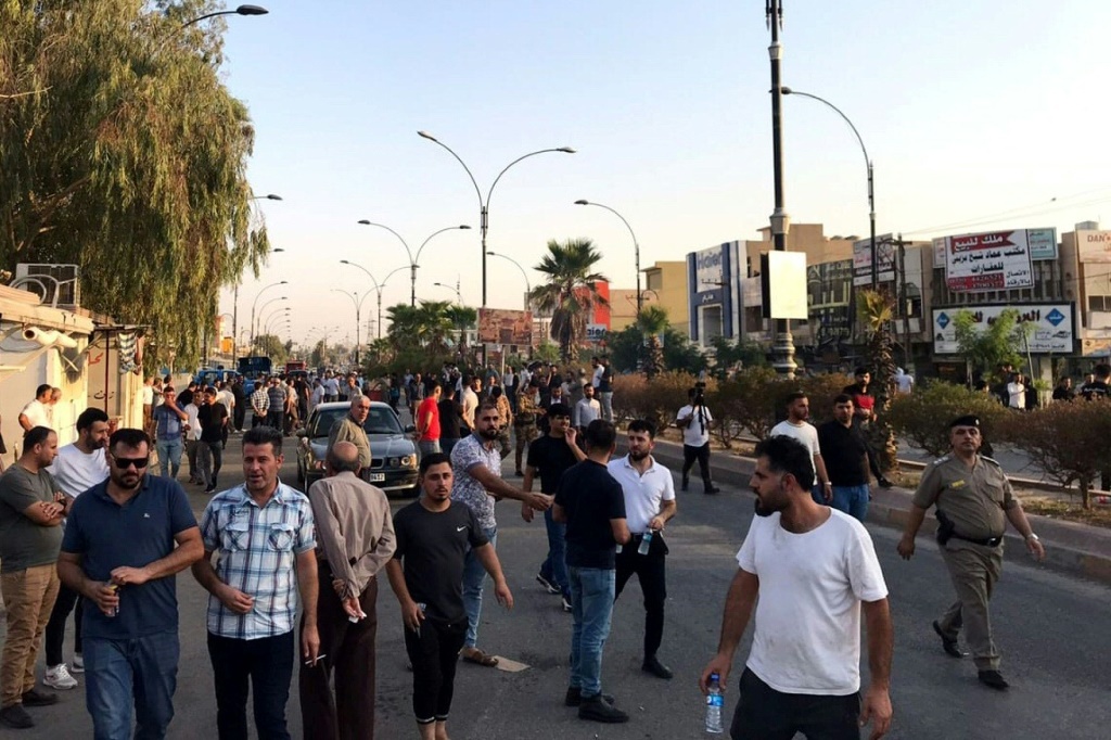 متظاهرون عراقيون يغلقون طريقا بعد احتجاجات في مدينة كركوك العراقية بتاريخ 2 أيلول/سبتمبر 2023 (ا ف ب)