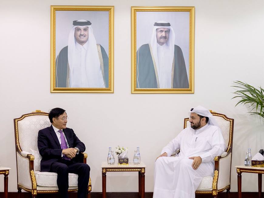 محمد بن عبدالعزيز بن صالح الخليفي وزير الدولة بوزارة الخارجية القطرية مع السفير يوي شياويونغ المبعوث الخاص للشؤون الأفغانية بوزارة الخارجية بجمهورية الصين الشعبية (قنا)