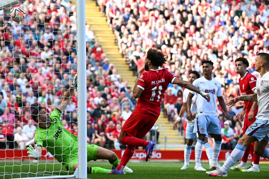 مهاجم ليفربول محمد صلاح مسجلا هدفه الثالث في مرمى استون فيلا في الدوري الانكليزي لكرة القدم. 3 ايلول/سبتمبر 2023 (ا ف ب)