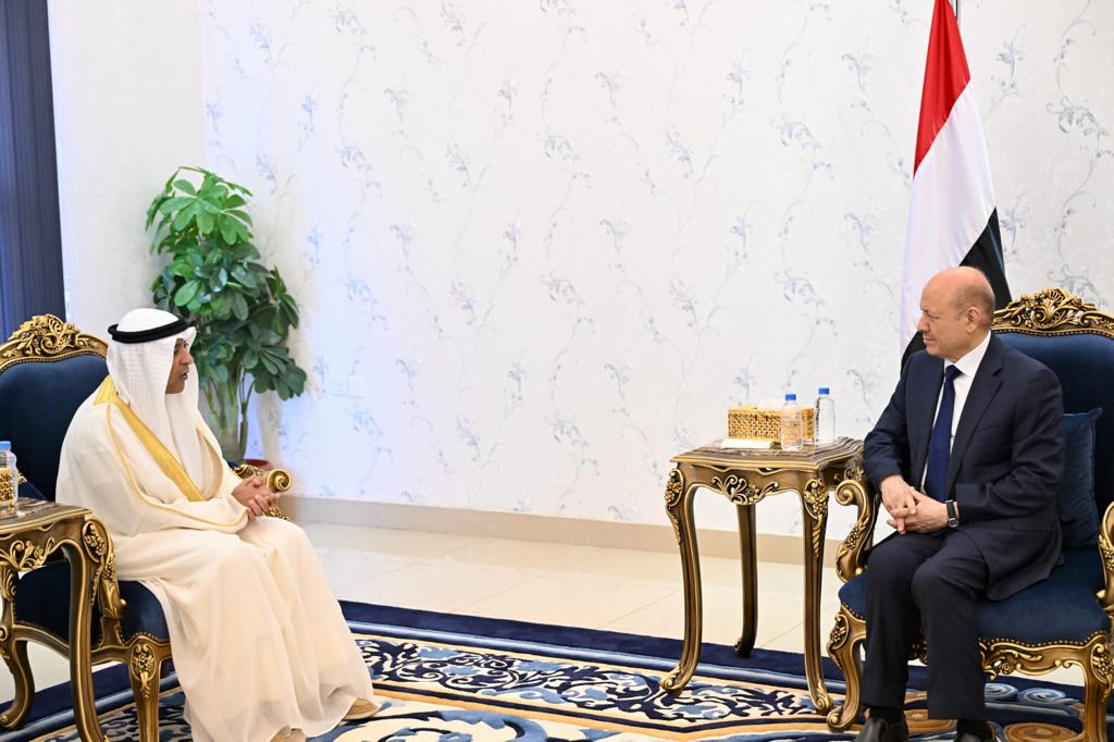 رئيس مجلس القيادة اليمني، رشاد العليمي مع  أمين عام مجلس التعاون لدول الخليج العربية جاسم البديوي (سبأ)