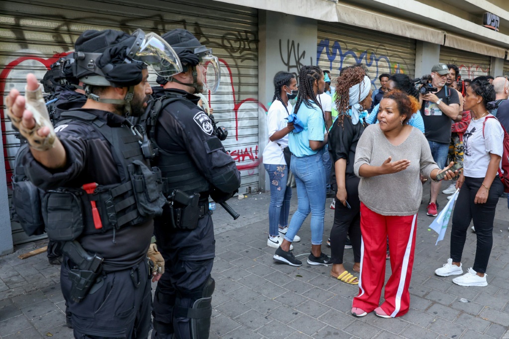 قوات أمن إسرائيلية يفرقون طالبي لجوء إريتريين احتجوا على فعالية خاصة بالحكومة الإريترية نظمت في تل أبيب الساحلية في الثاني من أيلول/سبتمبر 2023 (ا ف ب)
