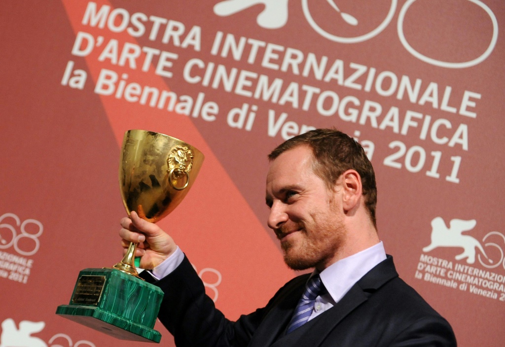 الممثل الايرلندي الألماني مايكل فاسبندر يحمل جائزة أفضل ممثل للعام 2011 عن فيلم "شايم" في مهرجان البندقية بدورته الثامنة والستين في العاشر من ايلول/سبتمبر 2011 (ا ف ب)