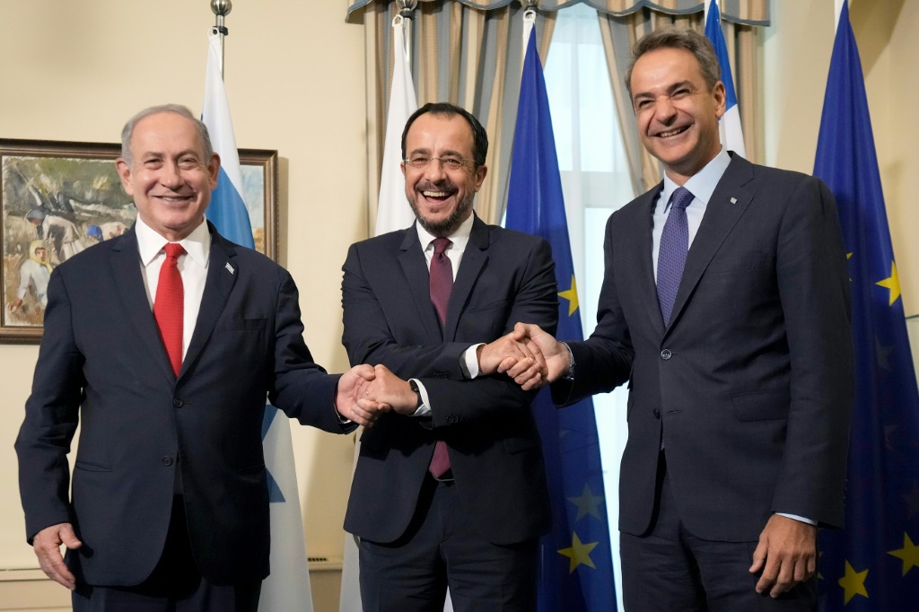 الرئيس القبرصي نيكوس خريستودوليدس (وسط) مع رئيس الوزراء الإسرائيلي بنيامين نتانياهو (يسار) ورئيس الوزراء اليوناني كرياكوس ميتسوتاكيس (يمين) أثناء قمة ثلاثية في نيقوسيا بتاريخ 4 أيلول/سبتمبر 2023 (ا ف ب)