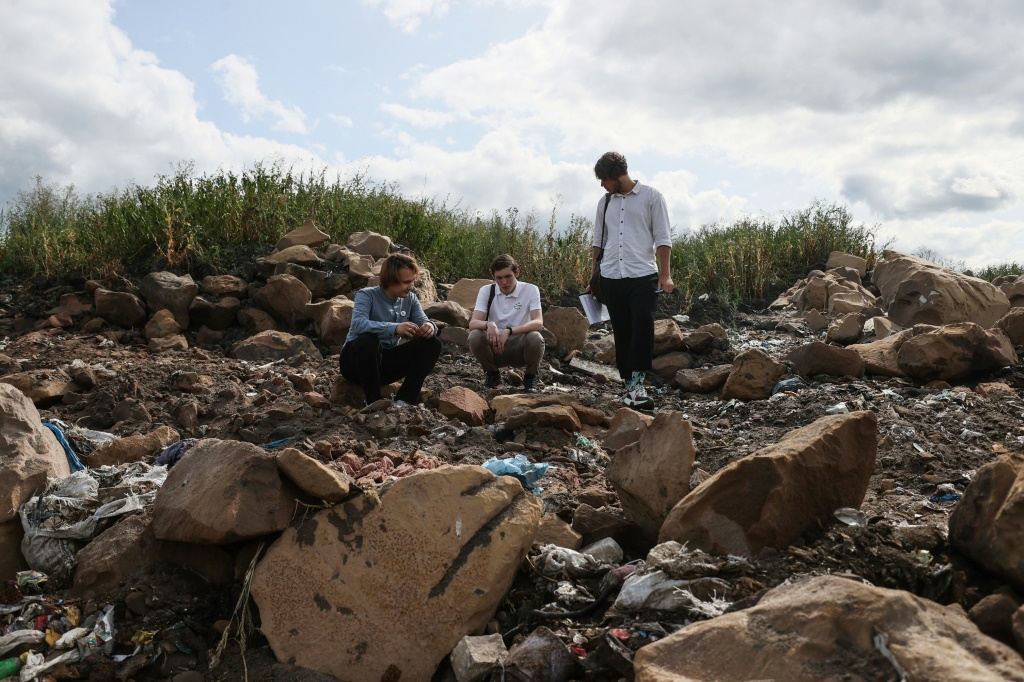 صورة مؤرخة في 22 آب/أغسطس 2023 لناشطين بيئيين روس في ضاحية مدينة بينزا (ا ف ب)