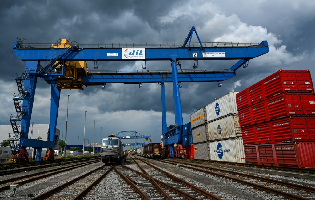 حاويات يتم إنزالها عند خط سكة حديد في ميناء دسبورغ بتاريخ 13 تموز/يوليو 2023 (ا ف ب)