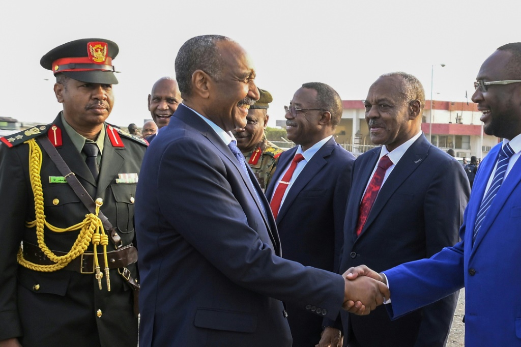 رئيس مجلس السيادة الانتقالي في السودان الفريق أول عبد الفتاح البرهان في مطار بورتسودان قبل توجهه إلى جنوب السودان في 4 أيلول/سبتمبر 2023 (ا ف ب)