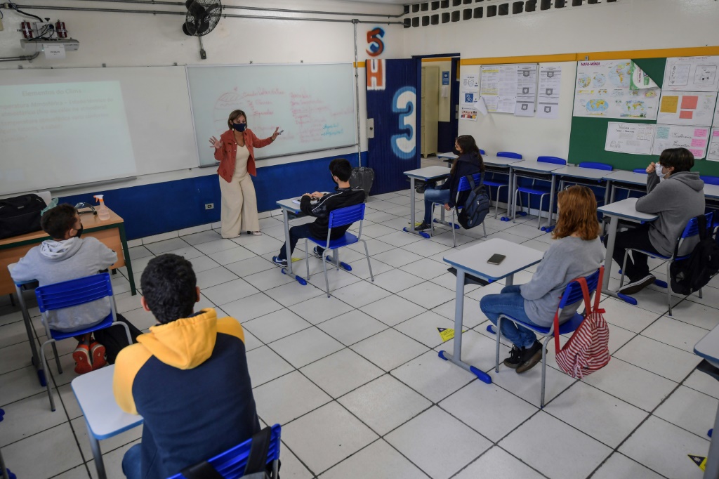 تلامذة في حصة تعليم داخل إحدى مدارس ساو باولو البرازيلية أثناء جائحة كوفيد في الثالث من تشرين الثاني/نوفمبر 2020 (ا ف ب)