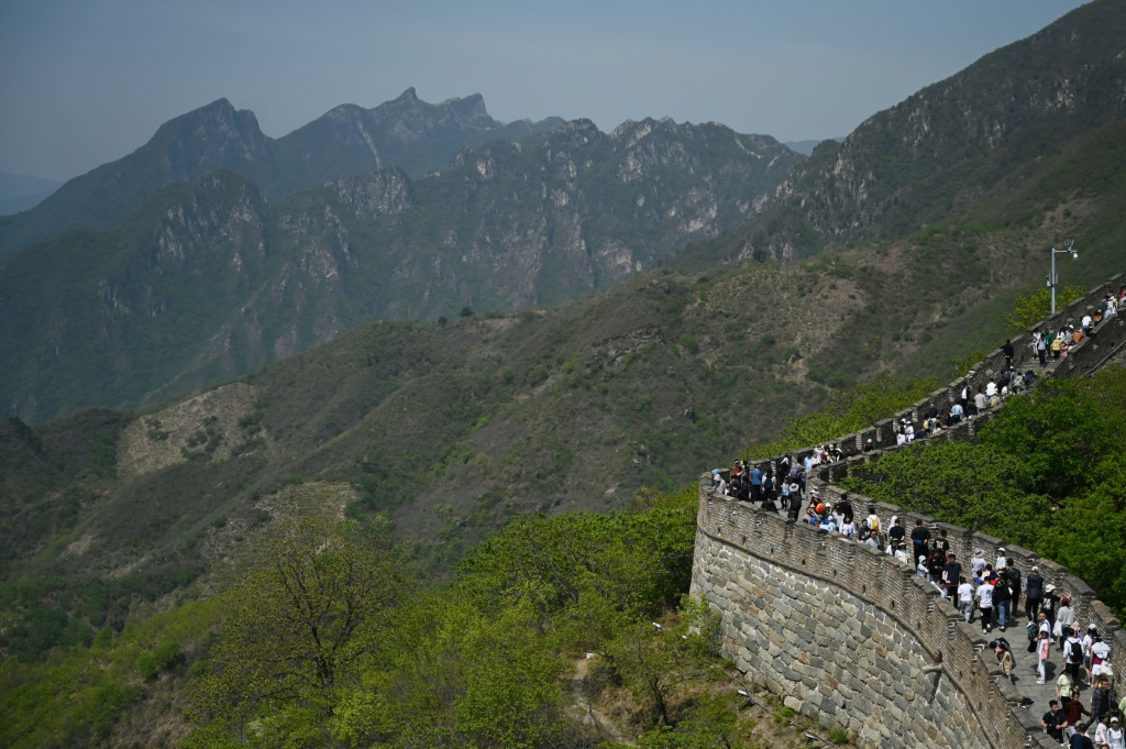 أشخاص يشقون طريقهم صعوداً على سور الصين في شمال بكين في الأول من أيار/مايو 2023 (ا ف ب)