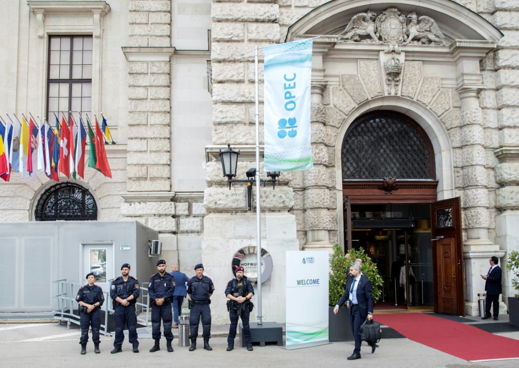 شرطيون أمام قصر هوفبورغ، مكان انعقاد الندوة الدولية الثامنة لمنظمة أوبك، في فيينا بالنمسا، في 5 تموز/يوليو 2023 (ا ف ب)