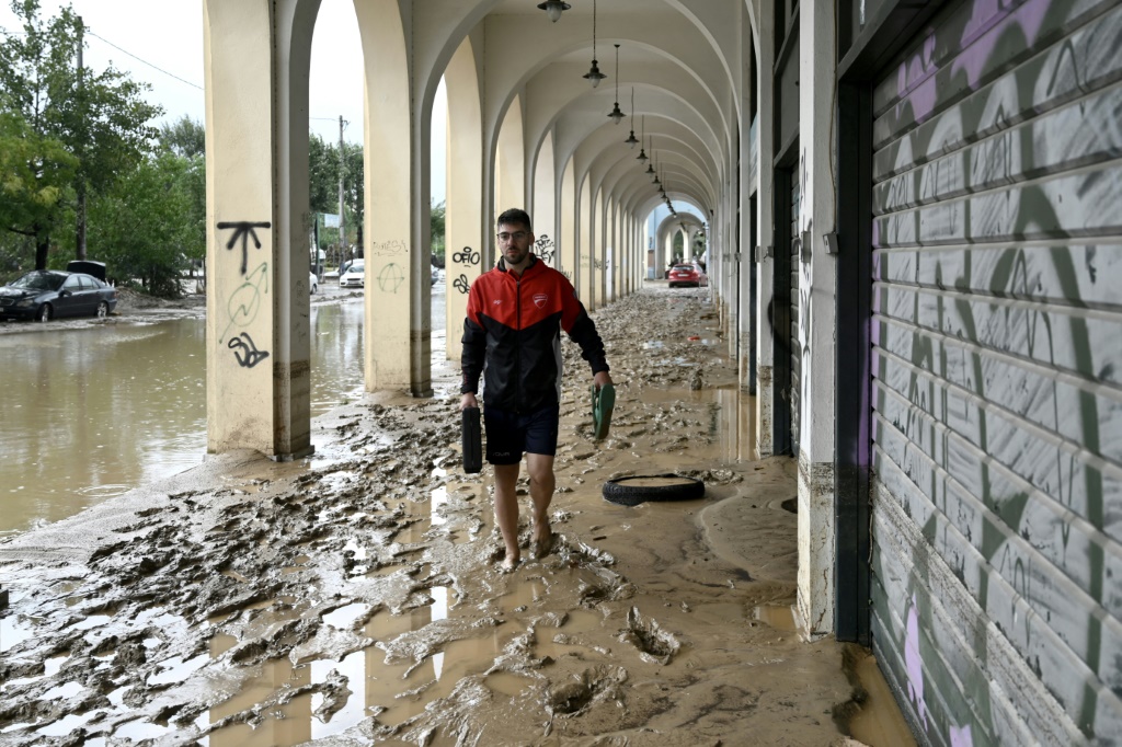     رجل يسير في شارع غمرته المياه في فولوس بوسط اليونان في 6 أيلول/سبتمبر 2023 (أ ف ب)   