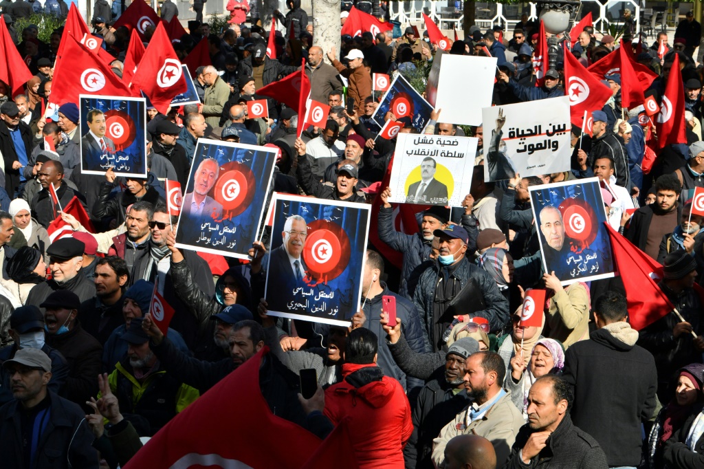     تظاهرة للمطالبة باطلاق سراح معتقلين في تونس العاصمة في 5 آذار/مارس 2023 (أ ف ب)   