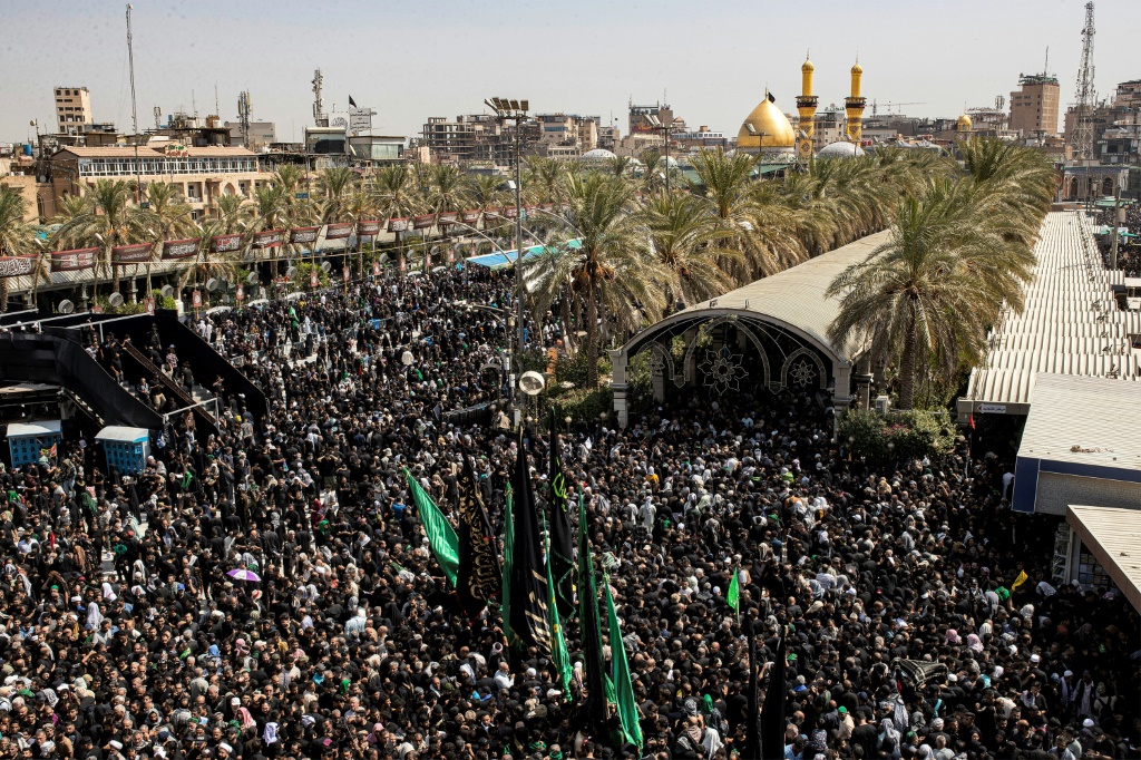 زوّار شيعة يحتشدون بين مرقدي الإمامين الحسين والعباس في كربلاء في وسط العراق في ذكرى أربعينية الحسين في السادس من أيلول/سبتمبر 2023 (أ ف ب)   