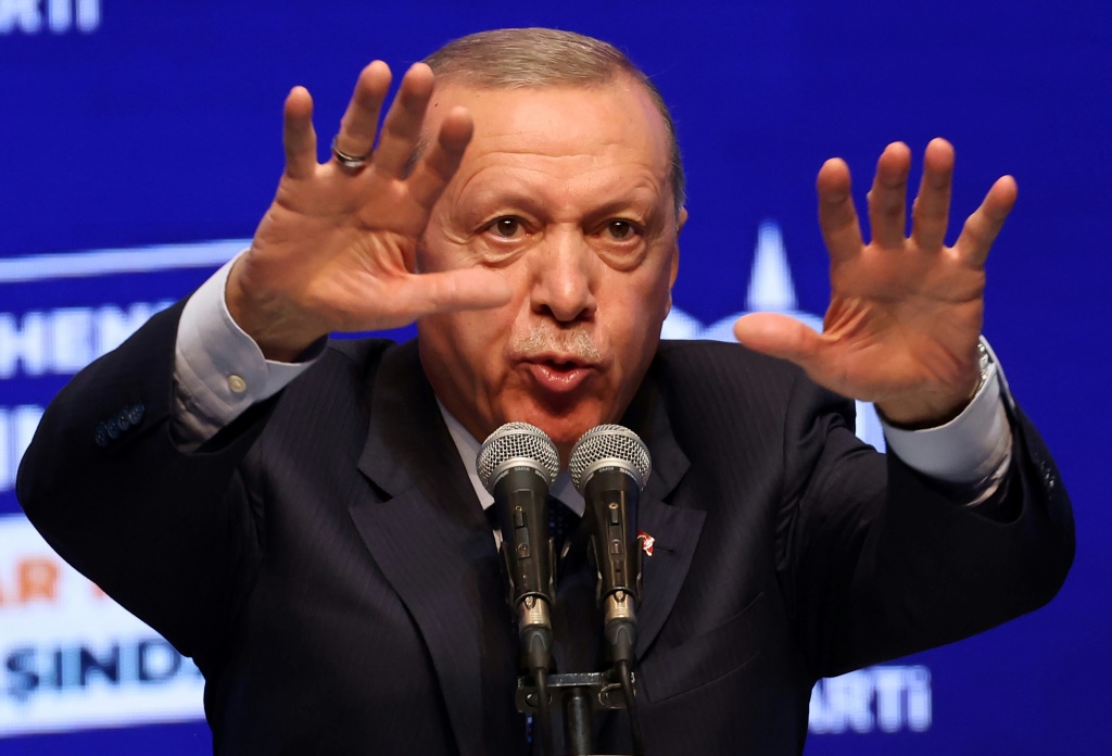 الرئيس التركي رجب طيب اردوغان يشير بيده أثناء حديثه لدى حضوره حفل الذكرى السنوية الثانية والعشرين لتأسيس حزب العدالة والتنمية في أنقرة، في 24 آب/أغسطس 2023 (أ ف ب)   