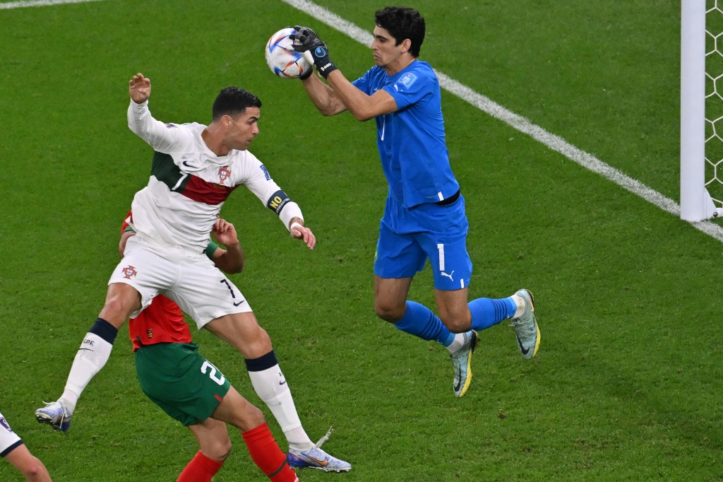 الحارس المغربي ياسين بونو في مواجهة البرتغالي كريستيانو رونالد في ربع نهائي مونديال قطر 2022 (ا ف ب)