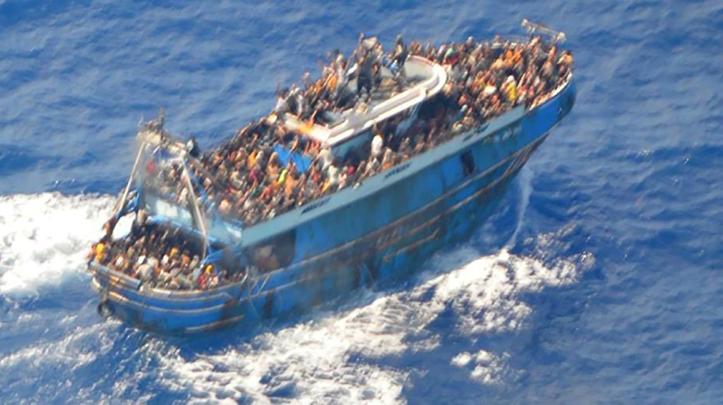 صورة وزّعها جهاز خفر السواحل اليوناني لسفينة المهاجرين التي غرقت قبالة سواحل اليونان في 14 حزيران/يونيو 2023 (ا ف ب)
