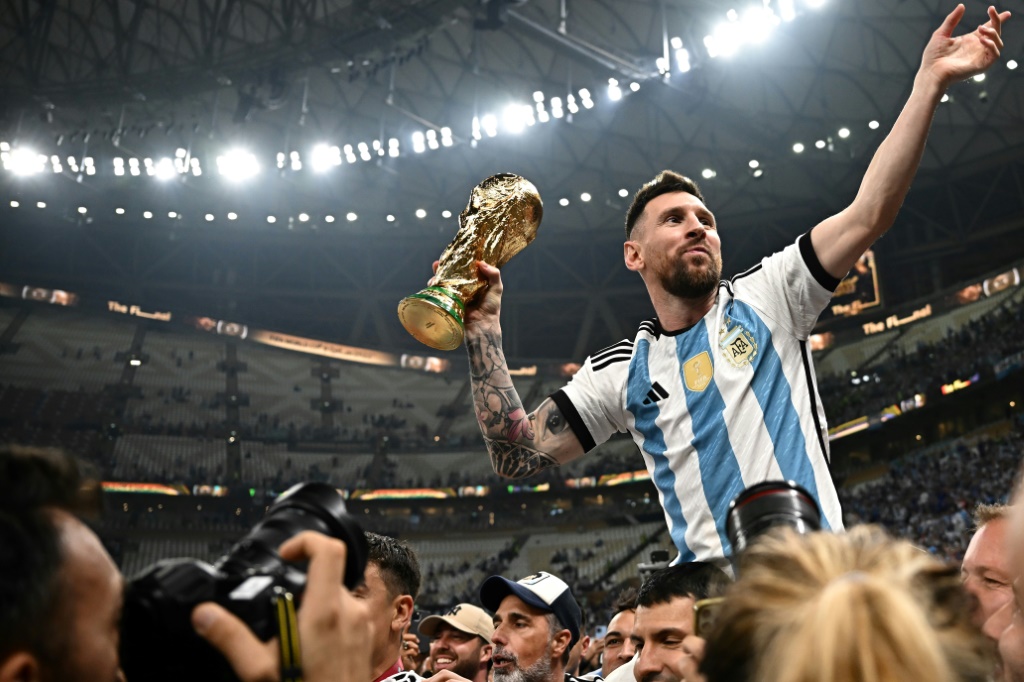 النجم الارجنتيني ليونيل ميسي يرفع كأس العالم بعد الفوز على فرنسا في نهائي مونديال قطر. لوسيل، شمال الدوحة، في 18 كانون الأول/ديسمبر 2023 (ا ف ب)