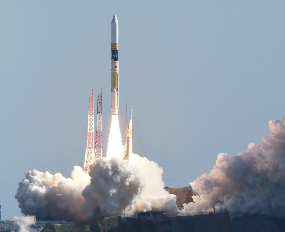 الصاروخ "اتش2-ايه" الذي يحمل مركبة لاستكشاف القمر لدى إقلاعه من مركز تانيغاشيما الياباني في السابع من أيلول/سبتمبر 2023 (ا ف ب)