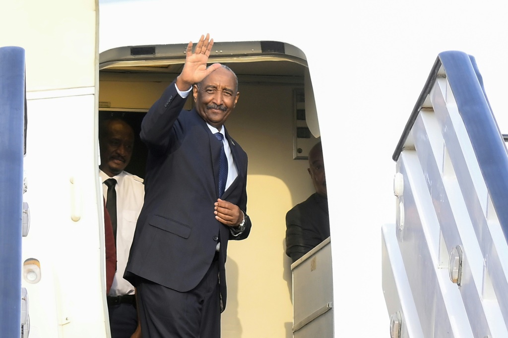 قائد الجيش السوداني عبد الفتاح البرهان يهم بركوب الطائرة في مدينة بورتسودان في الرابع من أيلول/سبتمبر 2023 (ا ف ب)