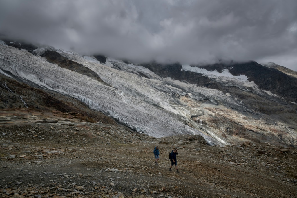 فقدت الأنهار الجليدية في جبال الألب السويسرية نسبة قياسية بلغت ستة بالمائة من حجمها (ا ف ب)   