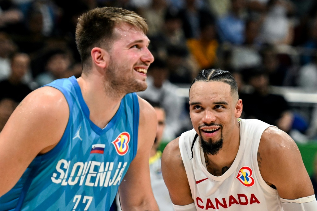  التقى الكندي ديلون بروكس مع السلوفيني لوكا دونتشيتش في ربع نهائي كأس العالم لكرة السلة في مانيلا. (ا ف ب)