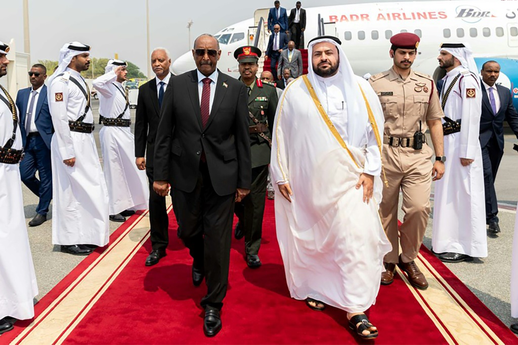 قائد الجيش السوداني عبد الفتاح البرهان (الى اليسار) لدى وصوله الى الدوحة حيث استقبله وزير الدولة محمد بن عبد العزيز الخليفي في السابع من أيلول/سبتمبر 2023 (ا ف ب)