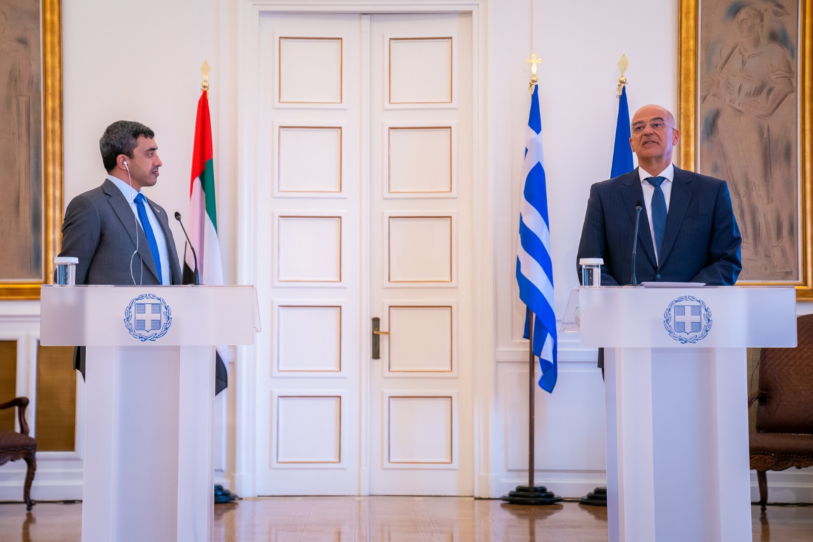  صورة تجمع وزير الخارجية الإماراتي عبد الله بن زايد مع وزير الدفاع اليوناني نيكوس ديندياس (وام)
