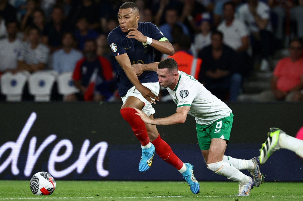 مهاجم منتخب فرنسا كيليان مبابي (يسار) في صراع على الكرة مع الايرلندي الن براون خلال لقاء المنتخبين في تصفيات كأس اوروبا 2024. 7 ايلول/سبتمبر 2023 (ا ف ب)