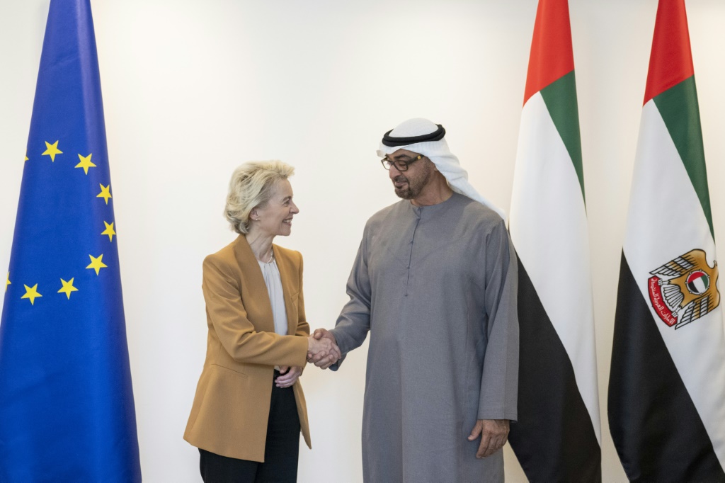 الرئيس الإماراتي الشيخ محمد بن زايد آل نهيان مستقبلا رئيس المفوضية الاوروبية في أبوظبي في 7 أيلول/سبتمبر 2023 (ا ف ب)