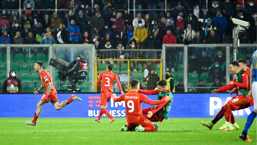 لاعبو مقدونيا السمالية يحتفلون بالفوز على ايطاليا 1-0 في ملحق اوروبا المؤهل الى مونديال قطر في باليرمو في 24 آذار/مارس 2022 (ا ف ب)