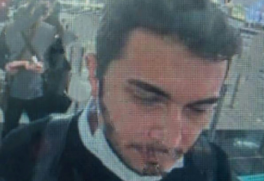 لقطة من كاميرا للمراقبة نشرتها وكالة انباء دميرورين بتاريخ 11 نيسان/أبريل 2021 تظهر فاروق فاتح أوزر عند قسم الجوازات في مطار اسطنبول الدولي (ا ف ب)
