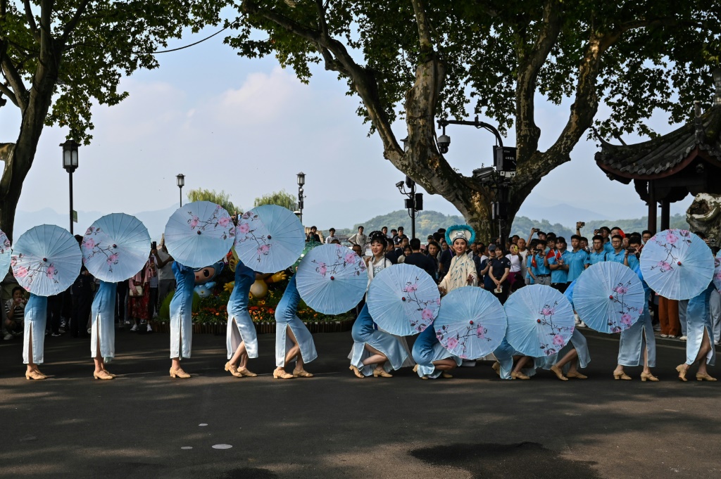 مشاركون في عرض قبل اطلاق شعلة دورة الألعاب الآسيوية في هانغجو في الثامن من أيلول/سبتمبر 2023 (ا ف ب)
