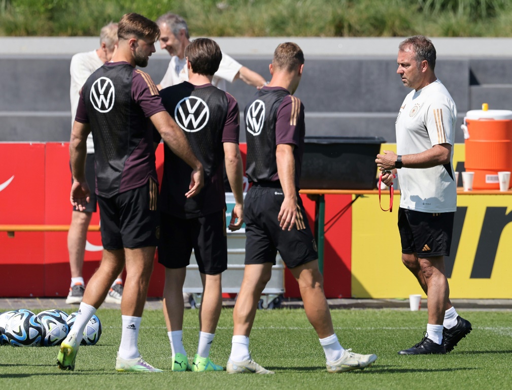 مدرب المانيا هانزي فليك خلال حصة تدريبية في فرانكفورت في 11 حزيران/يونيو 2023 (ا ف ب)