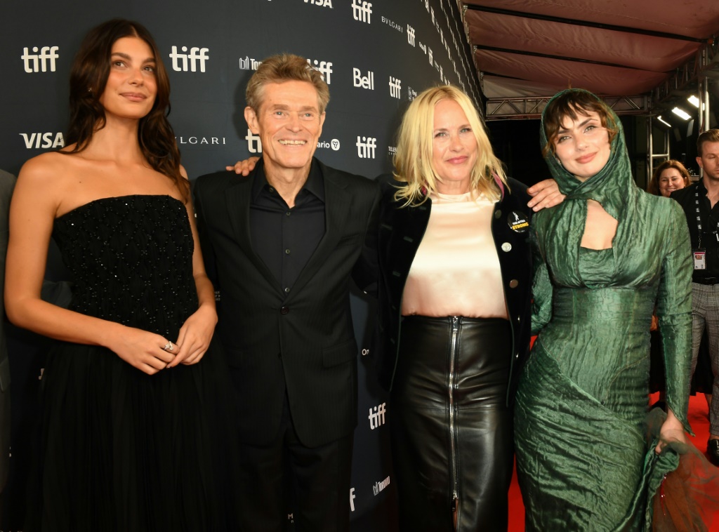 المخرجة والممثلة الأميركية باتريشا أركيت (الثانية من اليمين) تقف مع ابنة أختها الممثلة زوي بلو سايدل (الأولى من اليمين) والممثلين الأميركيين ويلِم دافو (الثاني من اليسار) وكاميلا موروني (الأولى من اليسار) قبل العرض الأول لفيلم "غونزو غيرل" خلال مهرجان تورونتو السينمائي الدولي في كندافي 7 أيلول/سبتمبر 2023 (ا ف ب)