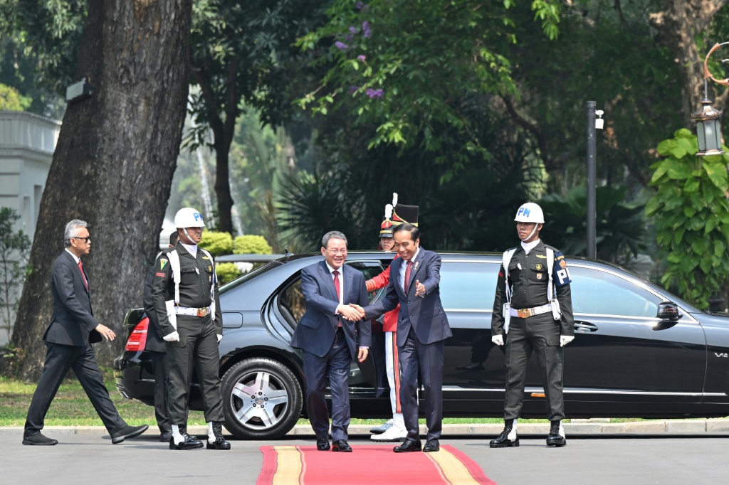 الرئيس الإندونيسي جوكو ويدودو (وسط يمين) مرحبا برئيس الوزراء الصيني لي تشيانغ (وسط يسار) في القصر الرئاسي في جاكرتا في 8 أيلول/سبتمبر 2023 (ا ف ب)