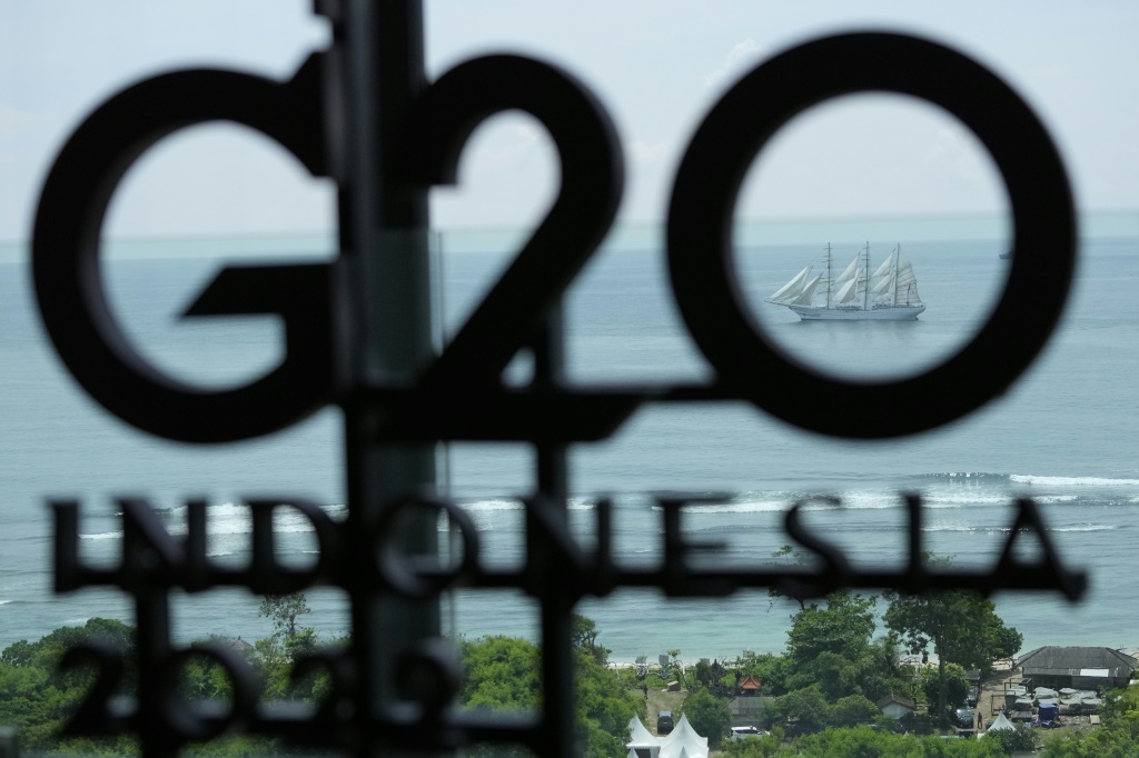 سفينة تمرّ في أفق شعار قمة قادة مجموعة العشرين في نوسا دوا فيجزيرة بالي الإندونيسية في 15 تشرين الثاني/نوفمبر 2022 (ا ف ب)
