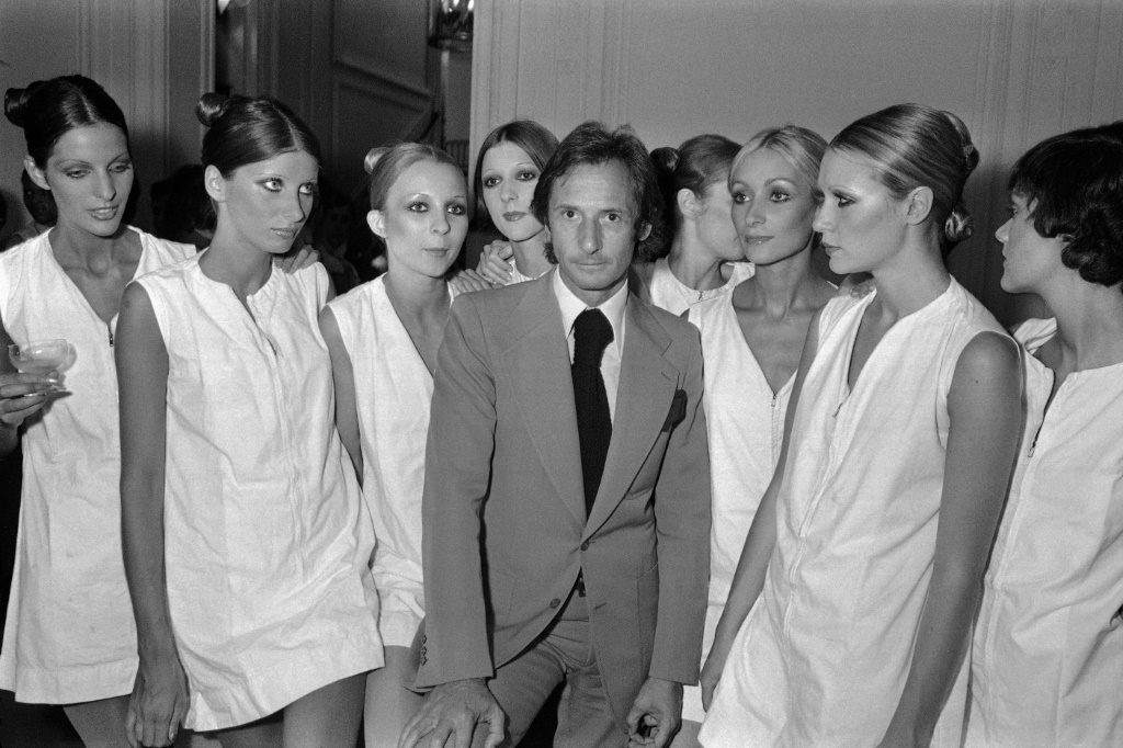 المصمم الفرنسي مارك بوهان متوسطاً مجموعة من عارضات الأزياء بعد عرض الأزياء لدار كريستيان ديور في باريس بتاريخ 27 تموز/يوليو 1971 (ا ف ب)