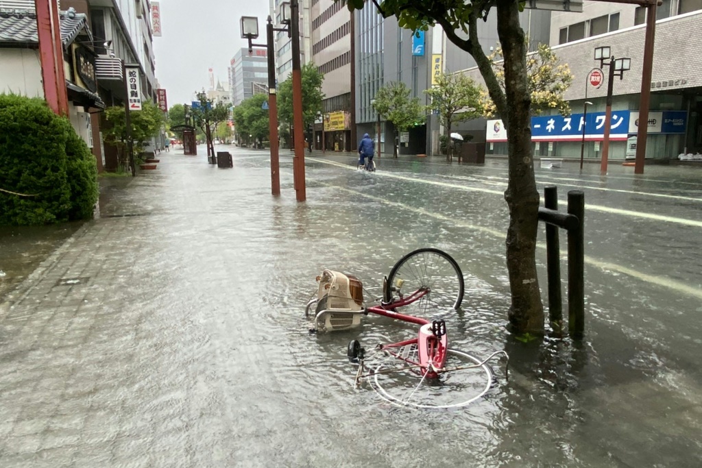 شارع غمرته المياه في ساغا بغرب اليابان في 14 اب/اغسطس 2021 (ا ف ب)