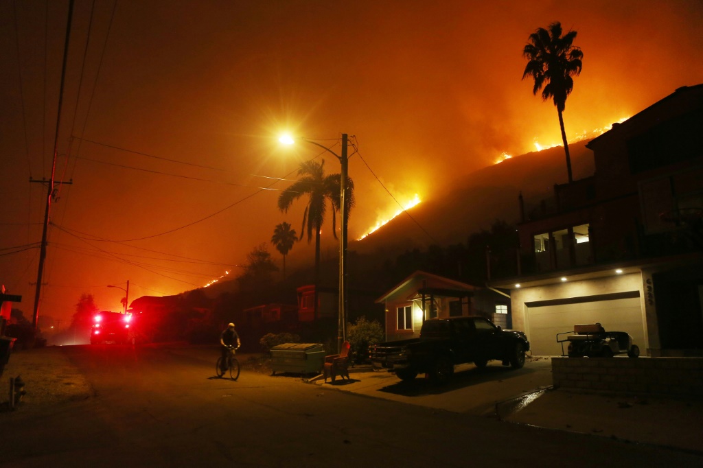     حريق توماس في ديسمبر 2017 في لا كونشيتا، كاليفورنيا (أ ف ب)   