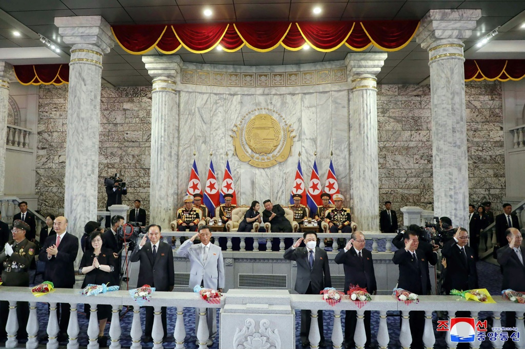 صورة التقطت في 8 سبتمبر 2023 ونشرتها وكالة الأنباء المركزية الكورية في 9 أيلول/سبتمبر تظهر الزعيم الكوري الشمالي كيم جونغ أون وابنته خلال عرض شبه عسكري في ساحة كيم إيل سونغ في بيونغ يانغ (أ ف ب)   