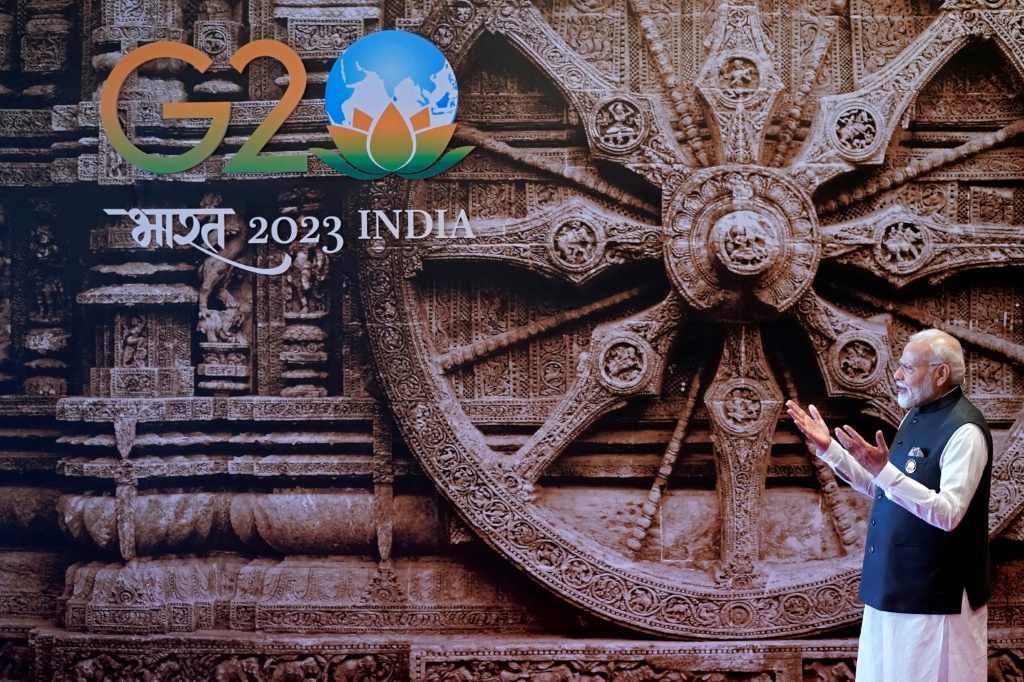        رئيس الوزراء الهندي ناريندرا مودي يلمح لدى وصول الرئيس الأمريكي جو بايدن (ليس في الصورة) قبل قمة قادة مجموعة العشرين في نيودلهي (أ ف ب)   