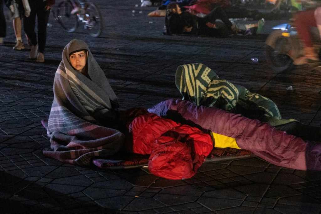 سكان في مراكش يمضون ليلتهم في العراء بعد الزلزال العنيف في التاسع من أيلول/سبتمبر 2023 (ا ف ب)