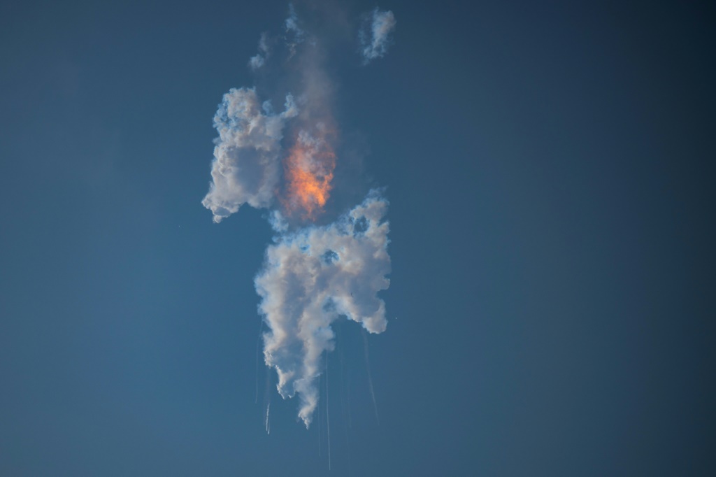 صاروخ ستارشيب المصنوع من سبايس إكس عند انفجاره بعيد إطلاقه من قاعدة ستار بايس في بوكا تشيكا بولاية تكساس الأميركية في 20 نيسان/ابريل 2023 (ا ف ب)