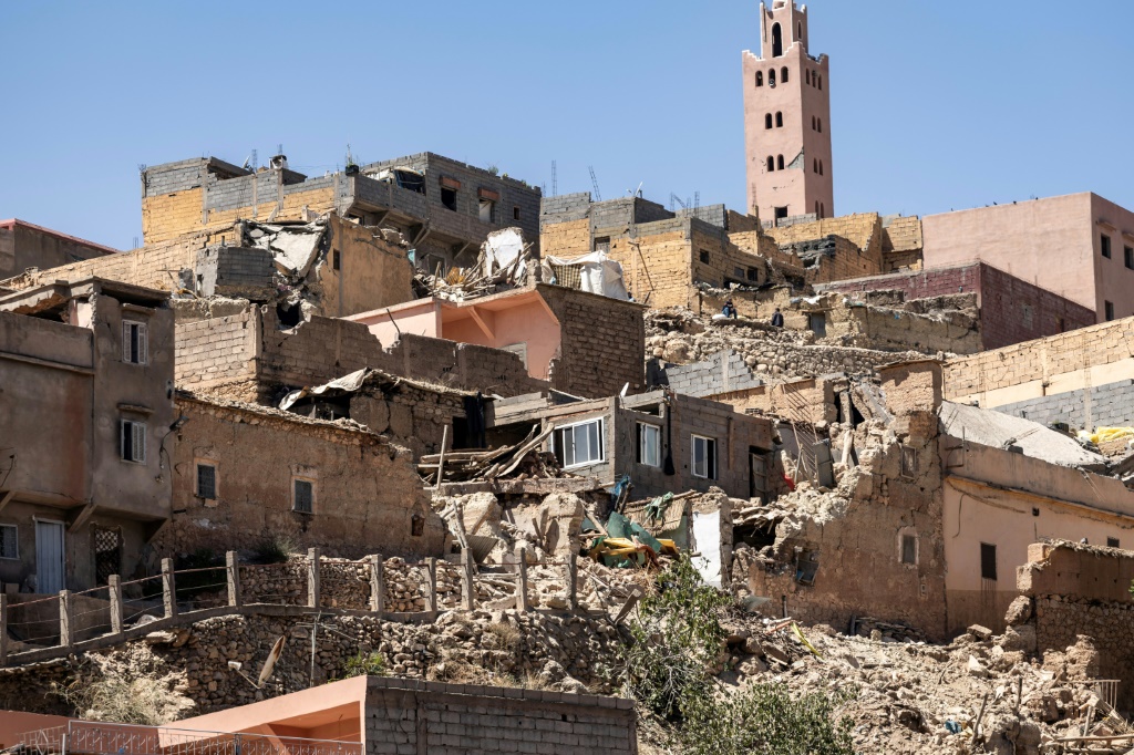 مئذنة مسجد لا تزال صامدة بين ركام المساكن في قرية مولاي ابراهيم المغربية اثر الزلزال العنيف في التاسع من ايلول/سبتمبر 2023 (ا ف ب)