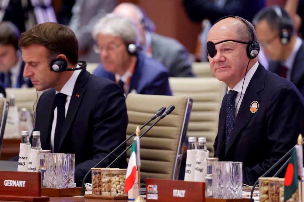 المستشار الألماني أولاف شولتس (يمين) والرئيس الفرنسي إيمانويل ماكرون يشاركان في اجتماع العمل الثاني خلال قمة مجموعة العشرين في نيودلهي في التاسع من أيلول/سبتمبر 2023 (ا ف ب)