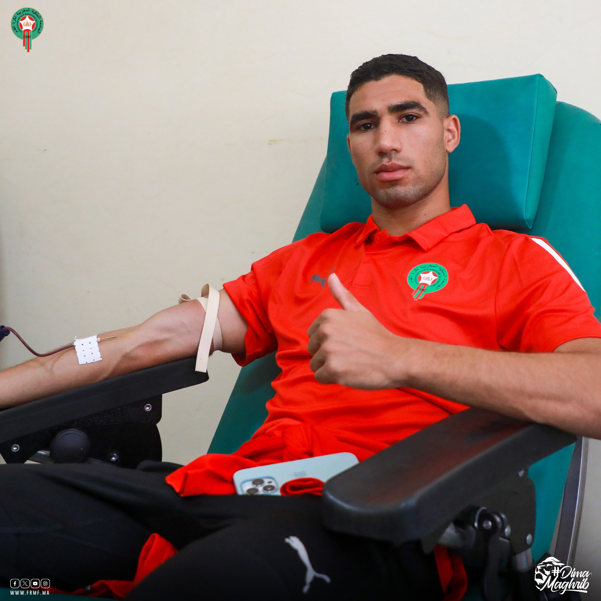 لاعب المنتخب المغربي أشرف حكيمي اثناء تبرعه بالدم لمتضرري الزلزال (منصة أكس)